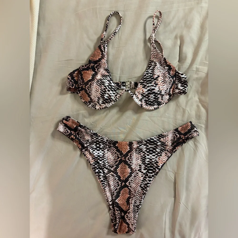 Bikini - Picture 1 of 1